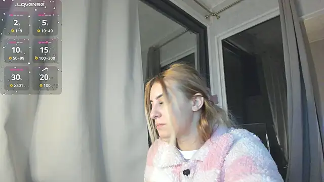 Snapshot of Ella_Vee chatting on 11/11/25, 03:39 Ella Vee online show from 11/11/25, 03:39