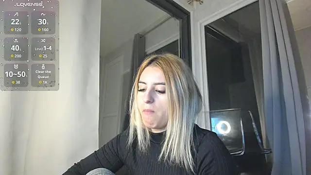 Snapshot of Ella_Vee chatting on 11/13/25, 04:00 Ella Vee online show from 11/13/25, 04:00