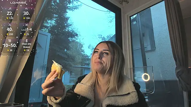 Snapshot of Ella_Vee chatting on 11/14/25, 05:50 Ella Vee online show from 11/14/25, 05:50