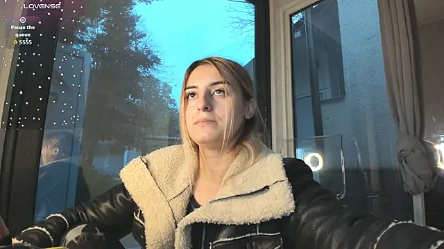 Snapshot of Ella_Vee chatting on 11/23/25, 06:02 Ella Vee online show from 11/23/25, 06:02