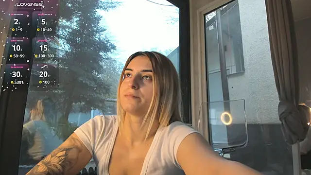 Snapshot of Ella_Vee chatting on 11/29/25, 06:49 Ella Vee online show from 11/29/25, 06:49