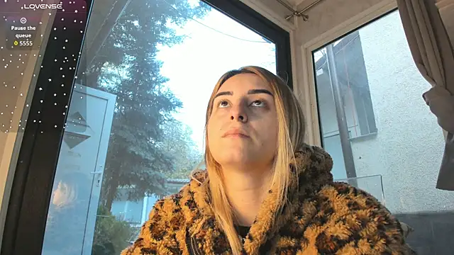 Snapshot of Ella_Vee chatting on 11/30/25, 06:39 Ella Vee online show from 11/30/25, 06:39