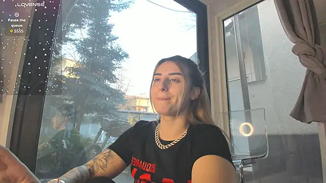 Snapshot of Ella_Vee chatting on 12/19/25, 06:31 Ella Vee online show from 12/19/25, 06:31