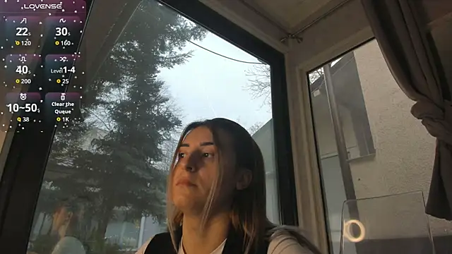 Snapshot of Ella_Vee chatting on 12/20/25, 06:53 Ella Vee online show from 12/20/25, 06:53