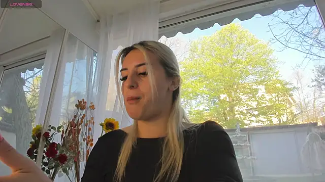 Snapshot of Ella_Vee chatting on 04/16/26, 05:30 Ella Vee online show from 04/16/26, 05:30