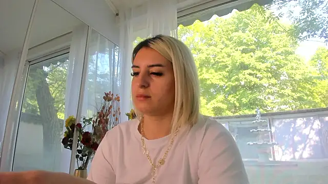 Snapshot of Ella_Vee chatting on 05/05/26, 06:43 Ella Vee online show from 05/05/26, 06:43
