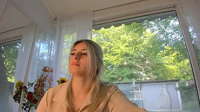 Snapshot of Ella_Vee chatting on 05/11/26, 04:40 Ella Vee online show from 05/11/26, 04:40