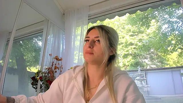 Snapshot of Ella_Vee chatting on 05/15/26, 05:25 Ella Vee online show from 05/15/26, 05:25