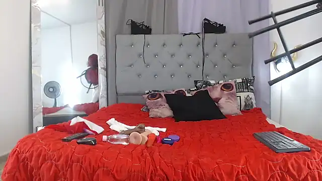 Snapshot of KarolLewys chatting on 12/05/25, 01:31 KarolLewys online show from 12/05/25, 01:31