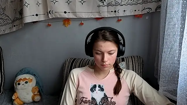 CutieAnny online show from 11/19/25, 04:23