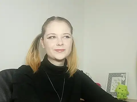 LydiaYoung online show from 10/02/25, 06:15