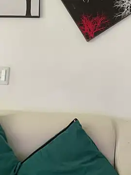 Snapshot of zaracollins01 chatting on 09/18/25, 06:32 zaracollins01 online show from 09/18/25, 06:32