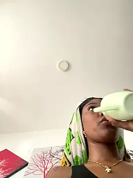 Snapshot of zaracollins01 chatting on 10/04/25, 05:00 zaracollins01 online show from 10/04/25, 05:00