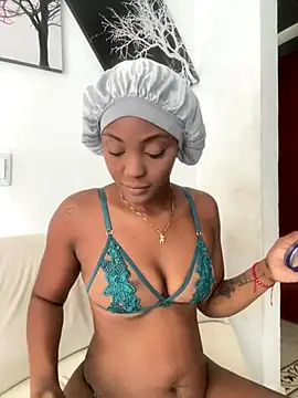 Snapshot of zaracollins01 chatting on 10/20/25, 02:39 zaracollins01 online show from 10/20/25, 02:39