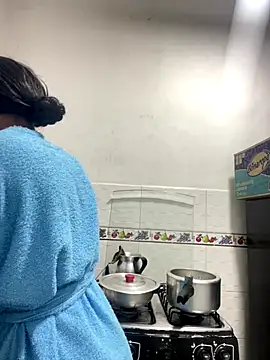 Snapshot of zaracollins01 chatting on 10/21/25, 06:30 zaracollins01 online show from 10/21/25, 06:30