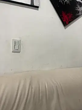 Snapshot of zaracollins01 chatting on 10/22/25, 02:06 zaracollins01 online show from 10/22/25, 02:06