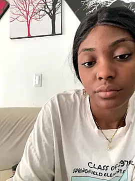 Snapshot of zaracollins01 chatting on 10/23/25, 01:43 zaracollins01 online show from 10/23/25, 01:43