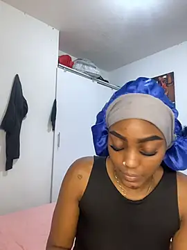 Snapshot of zaracollins01 chatting on 02/24/26, 05:44 zaracollins01 online show from 02/24/26, 05:44