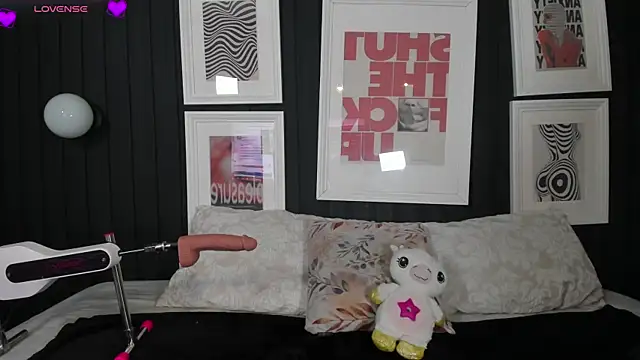 Manelyk evanss  online show from 02/16/26, 05:20