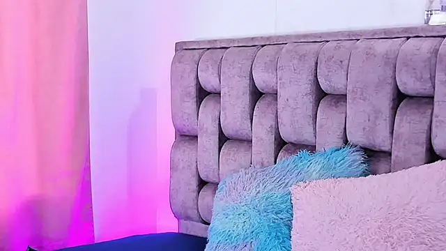 Snapshot of Alexa-Hunter chatting on 11/13/25, 08:52 Alexa-Hunter online show from 11/13/25, 08:52