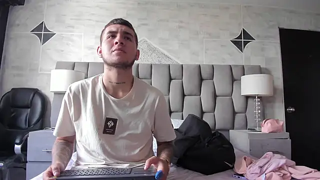 Snapshot of AresAndGabby chatting on 09/24/25, 12:30 AresAndGabby online show from 09/24/25, 12:30