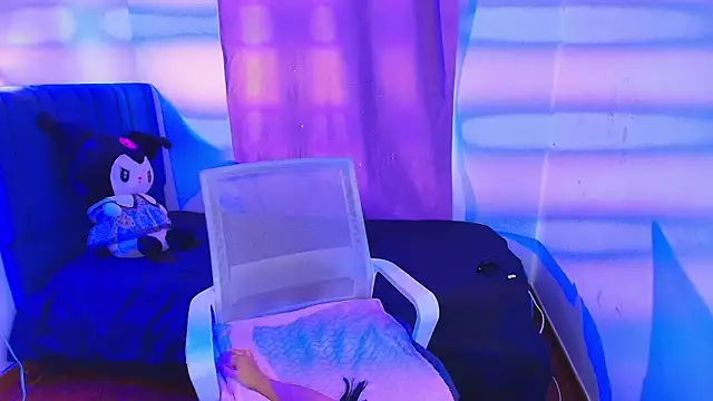 Snapshot of luna-cute chatting on 09/24/25, 04:21 luna-cute online show from 09/24/25, 04:21