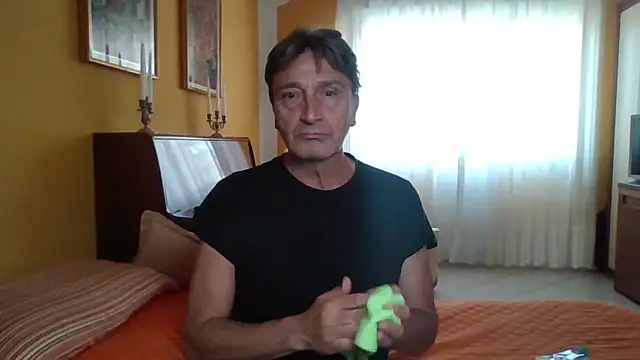 Snapshot of lattediyak chatting on 10/09/25, 12:36 lattediyak online show from 10/09/25, 12:36