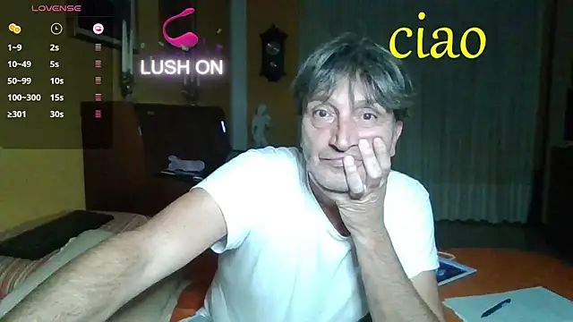 Snapshot of lattediyak chatting on 10/15/25, 11:49 lattediyak online show from 10/15/25, 11:49