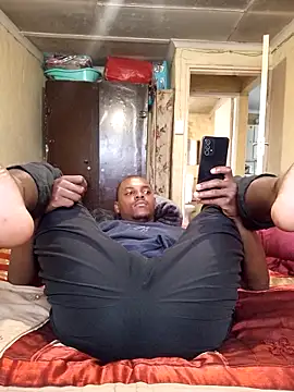 Snapshot of Hluga_25 chatting on 12/17/25, 04:02 Hluga 25 online show from 12/17/25, 04:02