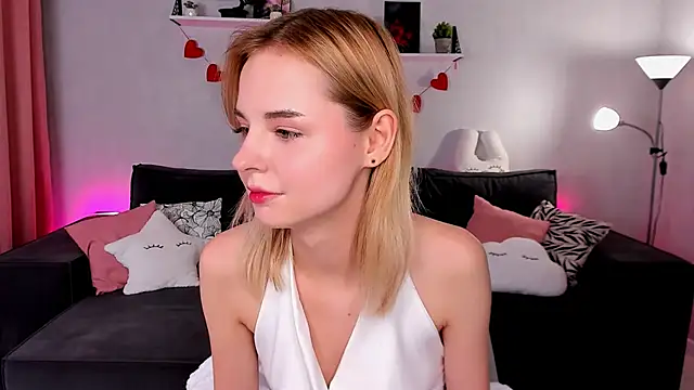 Snapshot of LillianShine chatting on 09/09/25, 11:54 LillianShine online show from 09/09/25, 11:54