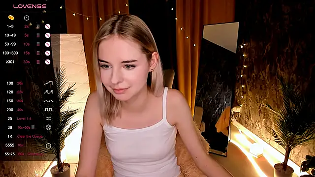 Snapshot of LillianShine chatting on 11/06/25, 12:17 LillianShine online show from 11/06/25, 12:17