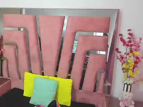 Snapshot of MaraKarly chatting on 11/09/25, 02:04 MaraKarly online show from 11/09/25, 02:04