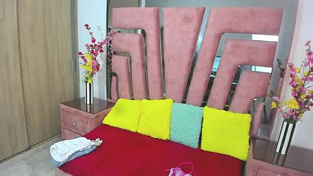 Snapshot of MaraKarly chatting on 12/15/25, 07:29 MaraKarly online show from 12/15/25, 07:29