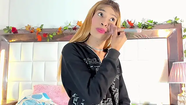 aura-monet online show from 09/10/25, 12:43