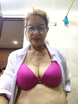 Snapshot of MaryLunne chatting on 10/04/25, 12:19 MaryLunne online show from 10/04/25, 12:19