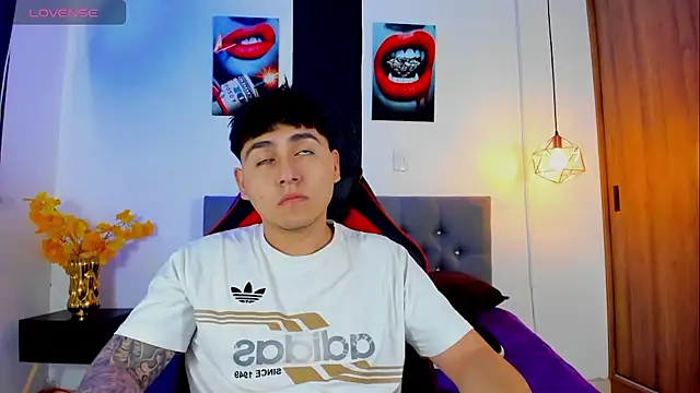 Snapshot of Nicolas_James_Sc chatting on 11/04/25, 01:32 Nicolas James Sc online show from 11/04/25, 01:32