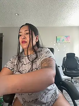 Snapshot of latina_curvy22 chatting on 04/21/26, 07:06 latina curvy22 online show from 04/21/26, 07:06