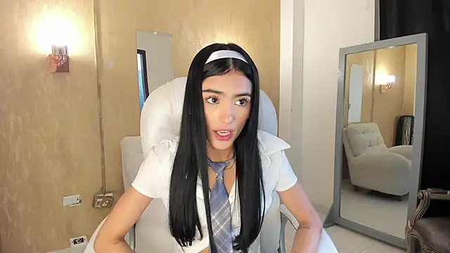 zoerouse  online show from 11/18/25, 07:51