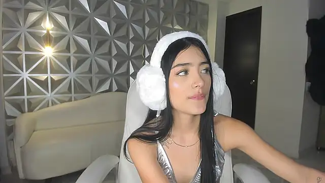 zoerouse  online show from 12/17/25, 08:15