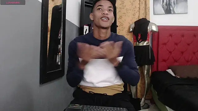 Snapshot of David_s3xy chatting on 09/15/25, 05:24 David s3xy online show from 09/15/25, 05:24