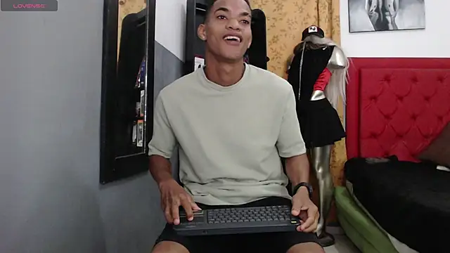 Snapshot of David_s3xy chatting on 09/20/25, 05:25 David s3xy online show from 09/20/25, 05:25