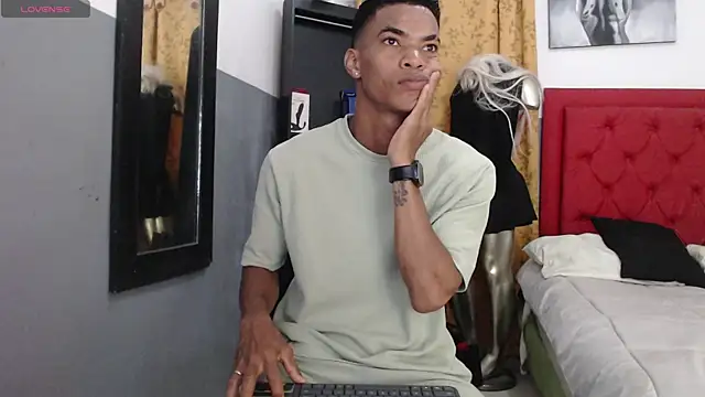 Snapshot of David_s3xy chatting on 09/28/25, 06:24 David s3xy online show from 09/28/25, 06:24