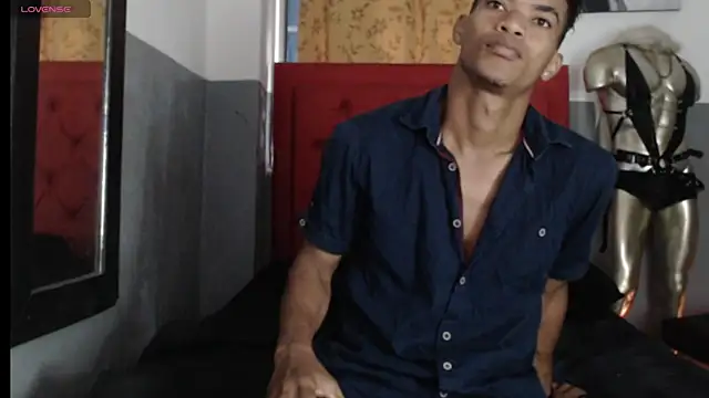 Snapshot of David_s3xy chatting on 10/21/25, 01:12 David s3xy online show from 10/21/25, 01:12