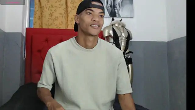 Snapshot of David_s3xy chatting on 10/24/25, 02:13 David s3xy online show from 10/24/25, 02:13