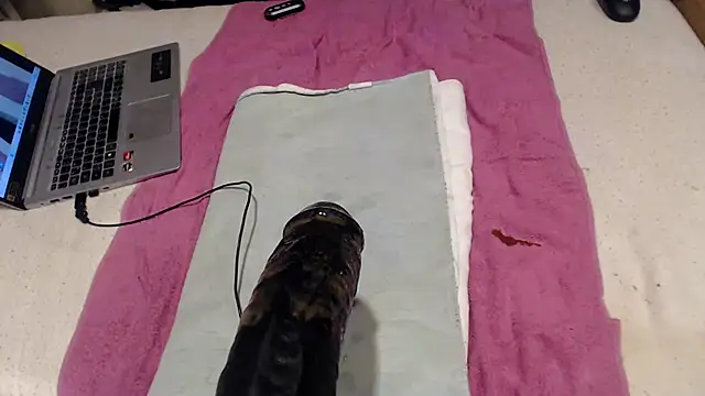 Snapshot of BiglovelyXXL chatting on 11/19/25, 10:10 BiglovelyXXL online show from 11/19/25, 10:10