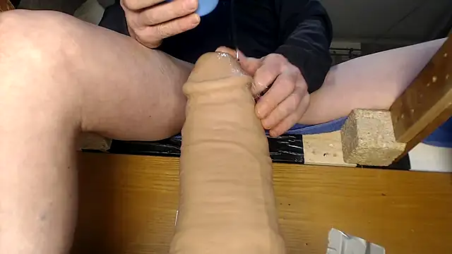 Snapshot of BiglovelyXXL chatting on 04/20/26, 03:37 BiglovelyXXL online show from 04/20/26, 03:37