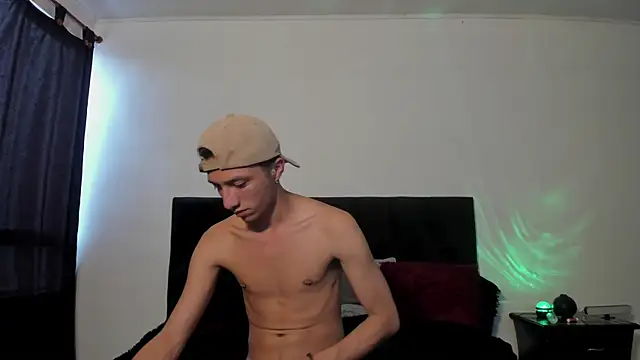 Snapshot of mhatias_ chatting on 11/16/25, 04:12 mhatias online show from 11/16/25, 04:12