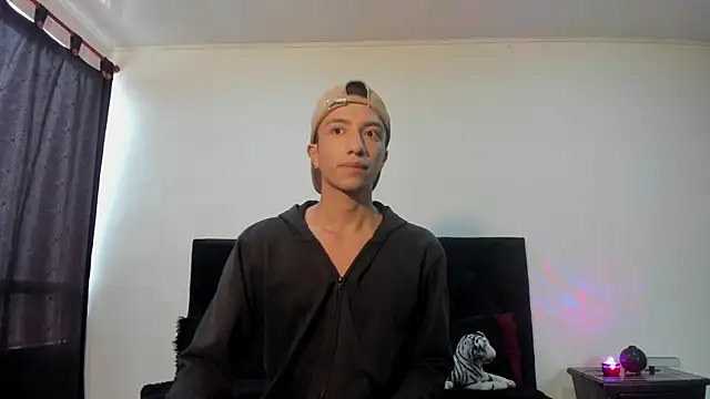 Snapshot of mhatias_ chatting on 11/17/25, 03:51 mhatias online show from 11/17/25, 03:51