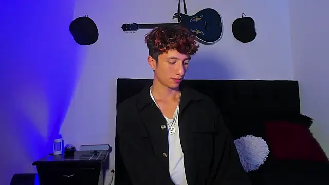 Snapshot of mhatias_ chatting on 04/12/26, 05:01 mhatias online show from 04/12/26, 05:01