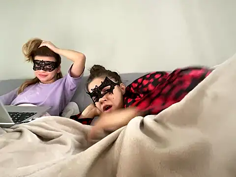 Snapshot of fluff_twinss chatting on 10/16/25, 12:50 fluff twinss online show from 10/16/25, 12:50